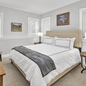 Twin Sisters Suite - 2 Bedroom, Kitchenette, Hot Tub!